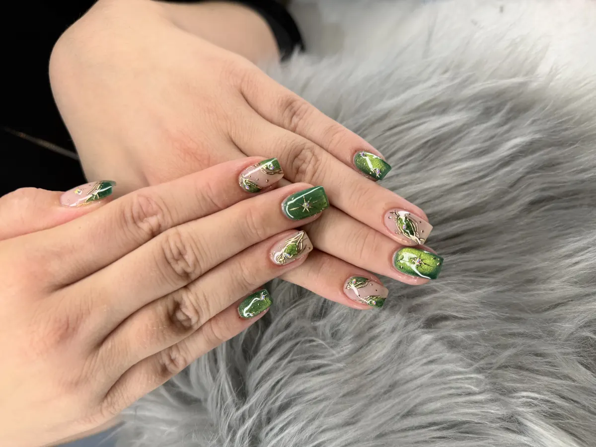 Green botanical nail art by BeU
